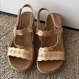 Cali from Skechers luxe foam size 7 small wedge rose gold